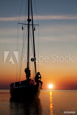 Segelboot vor Anker beim Sonnenuntergang - 900146301