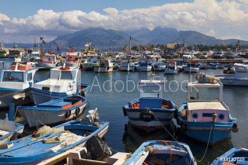 Sicilia, barche di pescatori al porto - 900577533