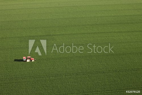 tracteur dans un champ - 900062580