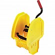 Rubbermaid - 2064959 - Essoreuse pour vadrouille Wavebrake(MD) - Pression vers le bas - Jaune - Prix unitaire