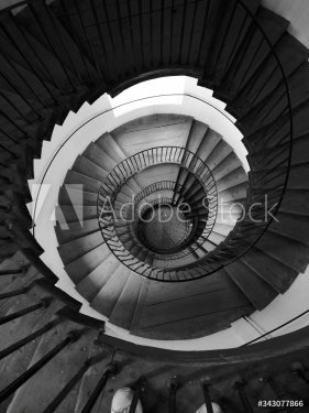 Grand angle d'un escalier en spirale - 901156338