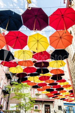 Beaucoup de parapluies dans le Petit Champlain de Québec, Canada