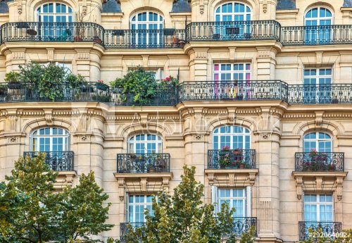 Street view of an old, elegant residential building facade in Paris - 901156911