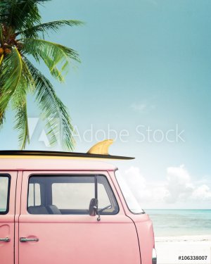 Vintage car parked on the tropical beach (seaside) with a surfboard on the roof - 901157221