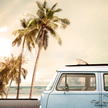 Vintage car parked on the tropical beach (seaside) with a surfboard on the roof - 901157223