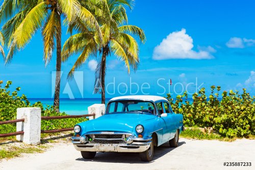 Amerikanischer blauer Oldtimer parkt vor dem Strand in Varadero Cuba - Serie ... - 901157225