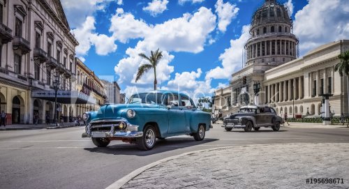 Une voiture classique américaine bleue traverse La Havane Cuba au Capitolio -... - 901157227
