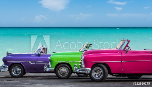 Trois voitures américaines classiques sur la plage à La Havane Cuba - 901157229