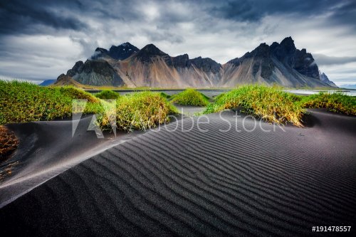 Le grand vent a ridée la plage de sable noir Vestrahorn, Islande, Europe.