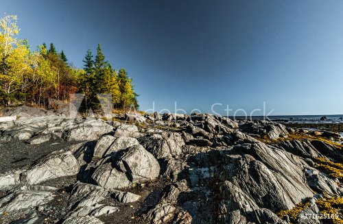 Rochers et forêt aux couleurs d'automne au bord du fleuve Saint-Laurent dans ... - 901157285