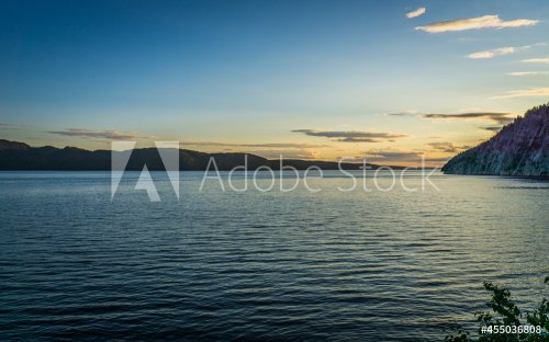 Coucher de soleil sur le fjord du Saguenay depuis Sainte Rose du Nord, un pet... - 901157292