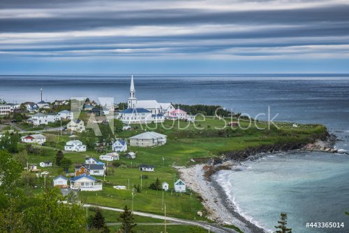 Vue sur le petit village de St Maurice de l'Echouerie avec sa petite église blanche, sa plage et ses maisons en Gaspésie (Québec, Canada)