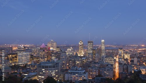Montréal au crépuscule après le coucher du soleil - 901157471