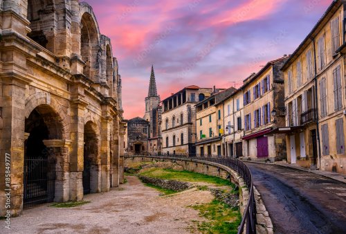 Vieille ville d'Arles et amphithéâtre romain, Provence, France - 901157560