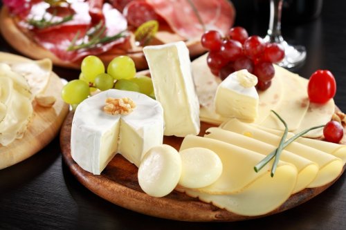 Cheese and salami platter with herbs - 900362842