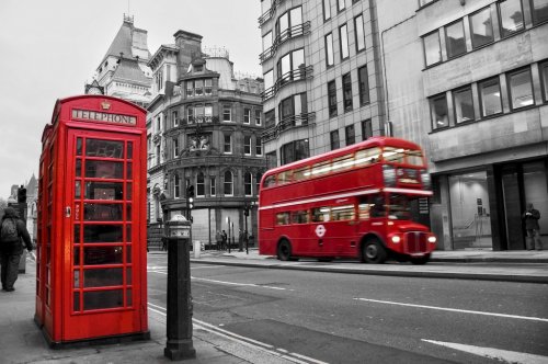 Cabine téléphonique et bus rouges à Londres (UK)