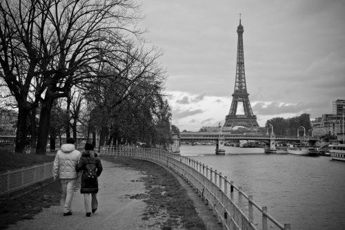 Couple Walking along La Seine with Eiffel Tower in view - 900463842