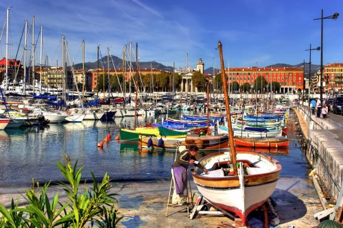 Peintre de bateaux dans le port de Nice (FR)