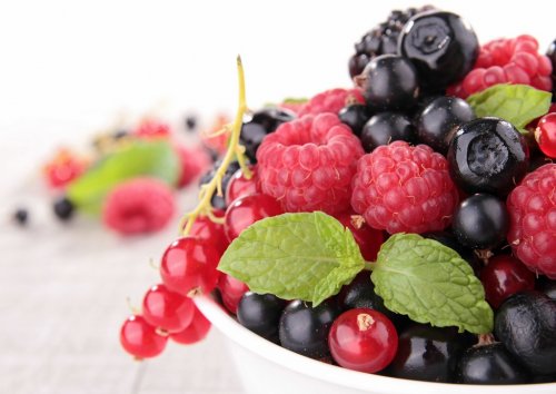 bowl of berries - 900468288
