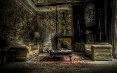 abandoned living room - 900539092