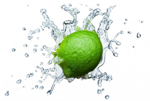 lime in spray of water. - 900634889