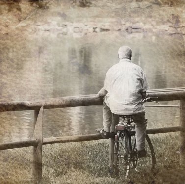 anziano solo in bicicletta