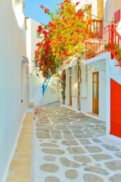 Greece, narrow streets view in Mykonos capitol - 901138591