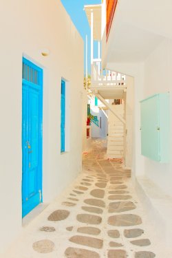 Greece, narrow street view in Mykonos capitol - 901138592