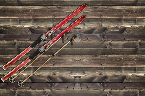 Vintage Ski fixed on wooden wall - 901139660