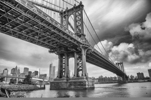The Manhattan Bridge, New York City. Awesome wideangle upward vi - 901140519