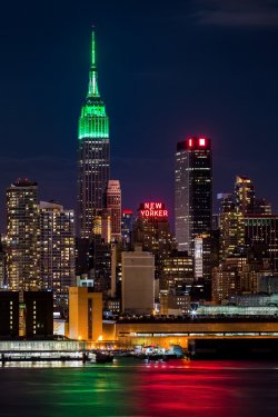 Empire State Building on Saint Patrick's Day. - 901142761