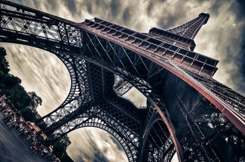 View of Eiffel tower in Grungy dramatic style - 901144391