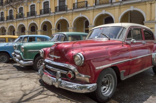 A series of old american cars from the 50's in Havana, Cuba - 901145071