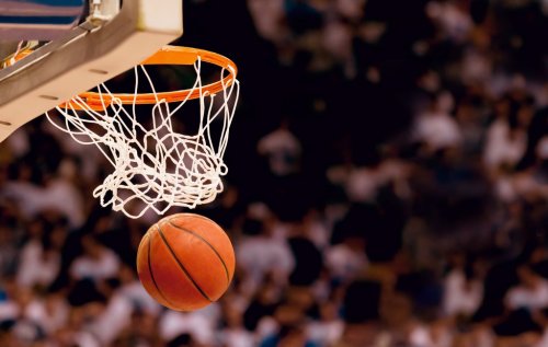 Scoring the winning points at a basketball game - 901148411