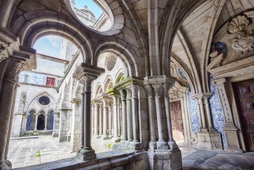 enfilade of cathedral cloister Se, Porto, Portugal - 901148865