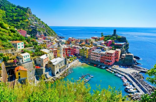 View of the beautiful seaside of Vernazza village in summer in the Cinque Ter... - 901149786