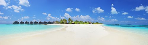 Panorama shot of a tropical islandl, Maldives on a sunny day - 901150337