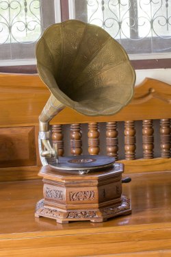 Antique gramophone - 901150355