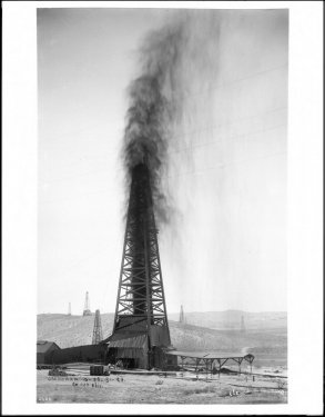 Taft oil well blow-out in Kern County, ca. 1920