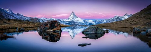 Stellisee in der Schweiz mit Matterhorn im Hintergrund Panorama - 901152046