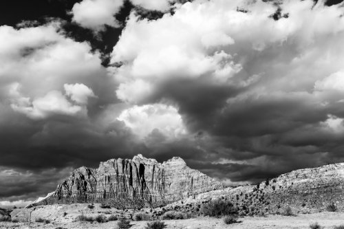 Schwarzweiß Landschaft mit Wolken in Utah Zion Nationalpark - 901152896