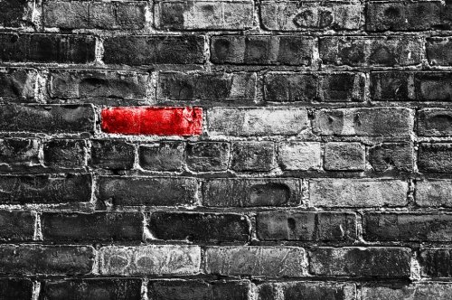 Brique rouge dans un mur noir et blanc