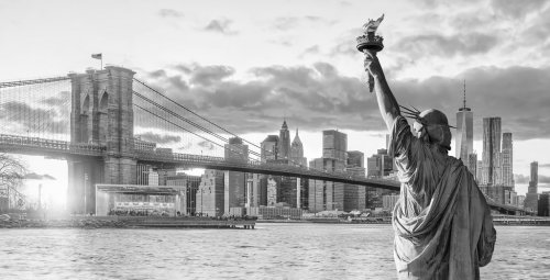 Statue Liberty and  New York city skyline black and white - 901152971
