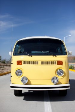 Gelber VW Bus vor blauem Himmel - 901153335