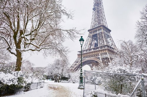 Scenic view to the Eiffel tower on a day with heavy snow - 901153981