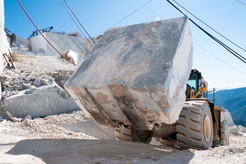 Bulldozer che trasporta un blocco di marmo - 901154112