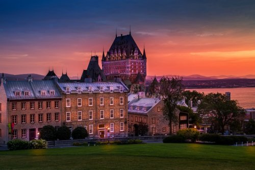 Frontenac Castle in Old Quebec City in the beautiful sunrise light. High dyna... - 901154585