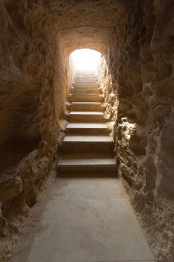 Escalier et couloir souterrain des Tombeaux des rois