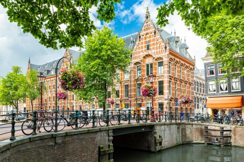 Typical canal side cityscape of Amsterdam, opposite from the 17th century HQ ... - 901155483