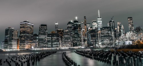 Lower Manhattan financial disctrict with old pier pylons justting out of the ... - 901155594